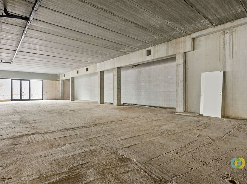 Êtes-vous prêt à établir votre entreprise dans un emplacement de choix ? Cet immeuble commercial situé à T&#039;Brughuis, dans le coeur battant du site des