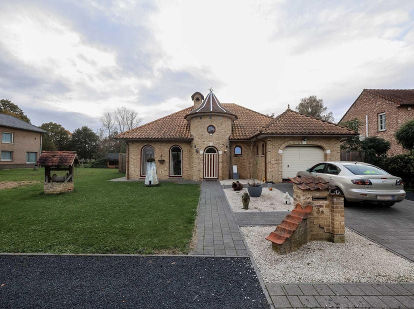 OPEN BEBOUWING MET TUIN  &lt;br /&gt;
  &lt;br /&gt;
Indeling:  &lt;br /&gt;
- gelijkvloers: inkomhal met toilet, leefruimte, veranda, keuken, berging, badkamer, 2 slaa