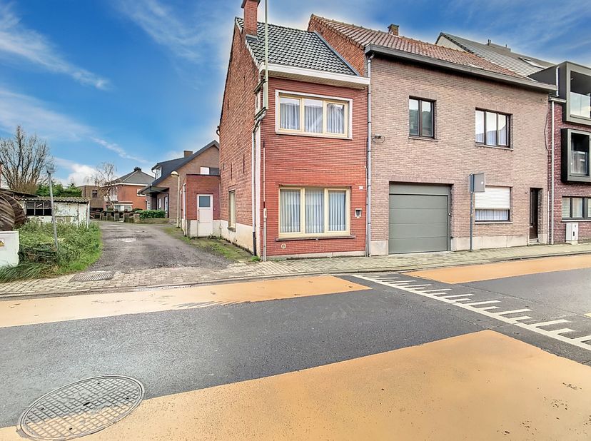 Bent u op zoek naar een goed gelegen starterswoning in Beveren? Zoek niet verder! Deze woning in de Klapperstraat combineert een uitstekende locatie m