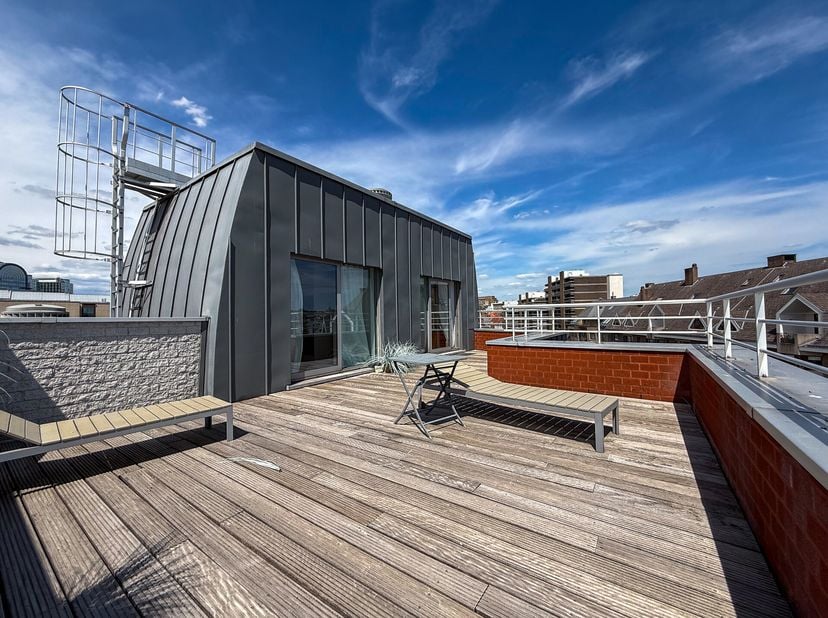 ETTERBEEK, à proximité des institutions, commerces et transports. Lumineux PENTHOUSE (3ch/2sdb) meublé de 135m² avec terrasse situé au 6 étage avec as