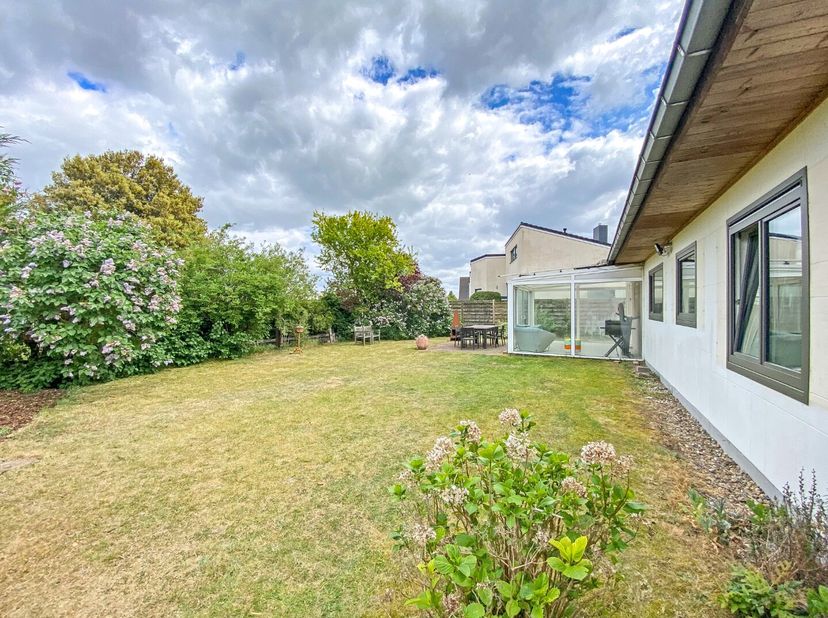 BEZOEKMOMENT ZATERDAG 24 MEI VAN 14U TOT 16U. Deze deels vernieuwde open bebouwing op 625m² is gelegen op 600m van de dorpskern van Koksijde en 2,6km