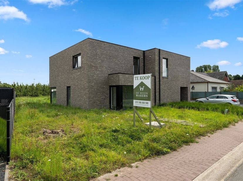 Ligging &lt;br /&gt;
In Sint-Truiden vinden we langs de Kortenbosstraat deze knappe nieuwbouwwoning terug. Het centrum van Sint-Truiden bevindt zich op slec