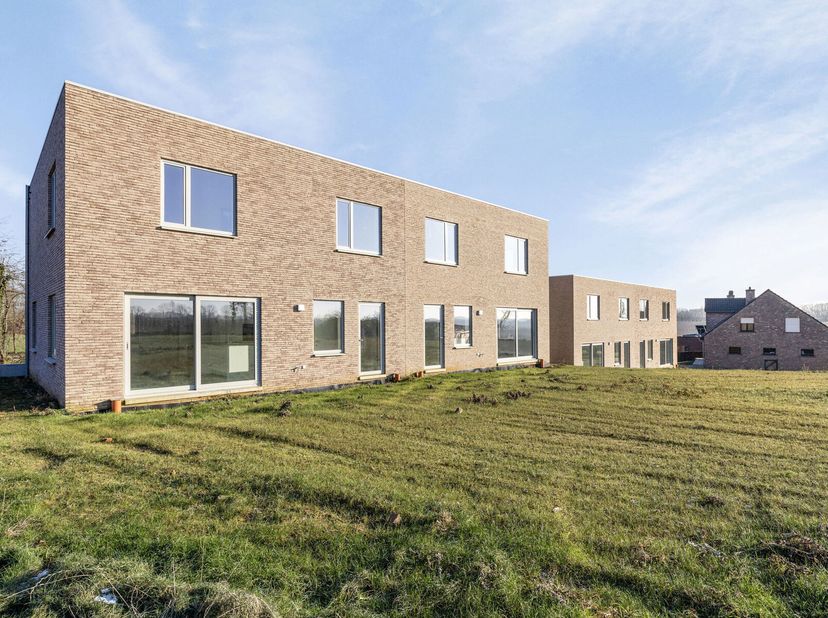 Aankoop nog tot 31 december mogelijk aan 6% btw!&lt;br /&gt;
Deze 4 strakke nieuwbouw woningen bevinden zich te midden van uitgestrekte velden in het Hagela