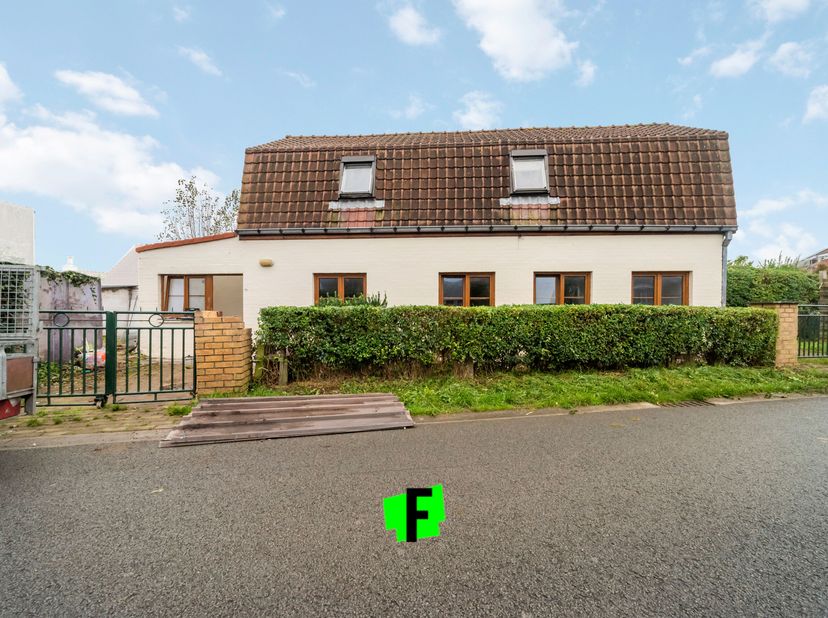 Deze ruime, te renoveren woning is gelegen op een toplocatie te Bredene. Op wandelafstand bereikt u de duinen en de zee, met tevens de nodige winkels