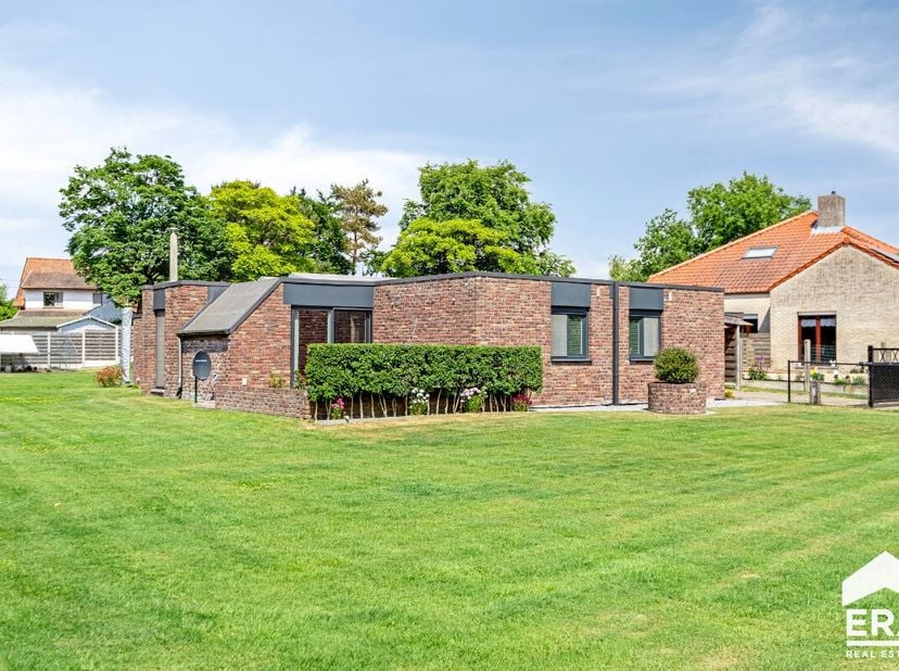 Welkom in deze prachtig gerenoveerde gelijkvloerse woning, gelegen in een rustige, doodlopende straat in het groene Balen. Sinds 2023 werd deze woning