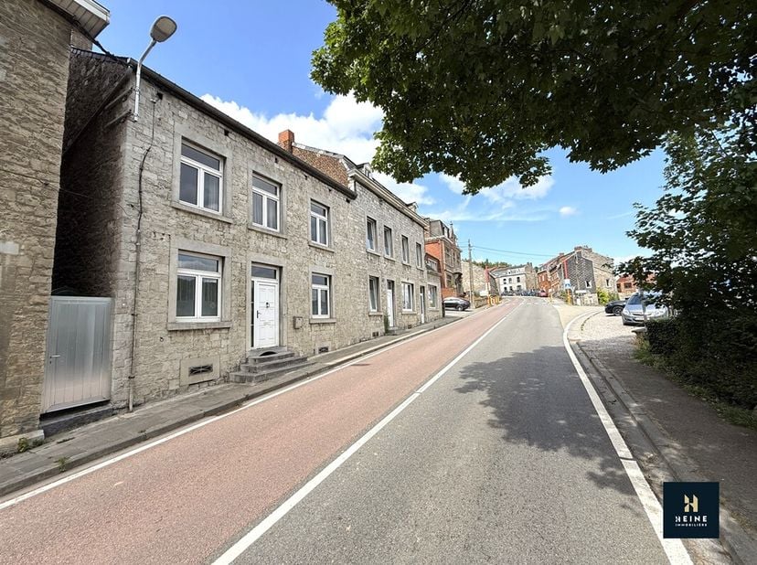 Charmant stenen huis gelegen in het centrum van het dorp Namêche, op 2 minuten van het treinstation en zeer dicht bij Namen en Andenne. Dit 3-zijdige