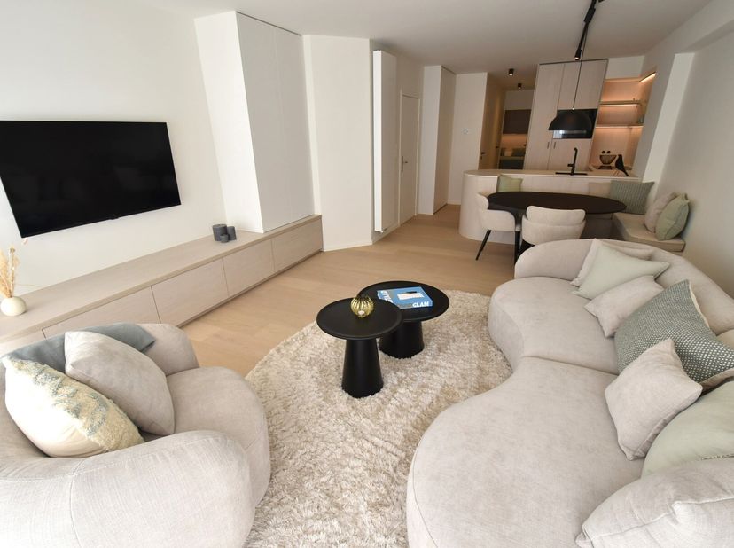 SUBLIEM GERENOVEERD APPARTEMENT MET ZIJDELINGS ZEEZICHT GELEGEN IN HET ZOUTE.