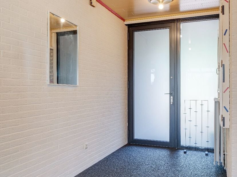 Deze uiterst praktische gelijkvloerse woning combineert ruimte en licht met een ideale ligging. De woning bevindt zich op een mooi perceel met zuidwes