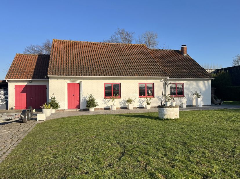 De ligging te Oostkerke/Damme biedt u alle winkels en infrastructuur op slechts enkele minuten te Knokke én Brugge. Daarnaast is het de ideale uitvals