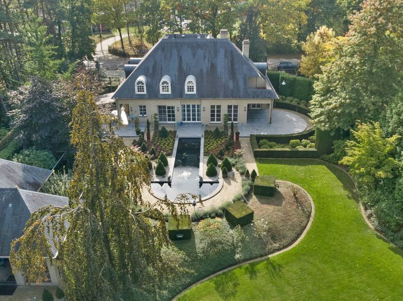 Deze elegante villa combineert een praktische indeling met stijlvolle afwerking en verrassend veel leefruimte. De open leefruimtes stralen gezellighei