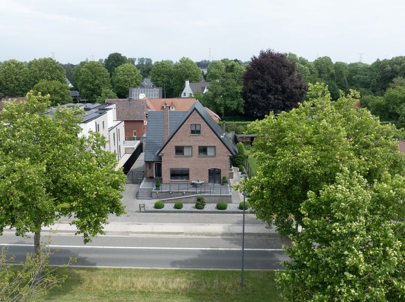 Ruime instapklare gezinswoning op een toplocatie in Bree op wandelafstand van het centrum, het kanaal, verschillende winkels, scholen,..&lt;br /&gt;
Ideale