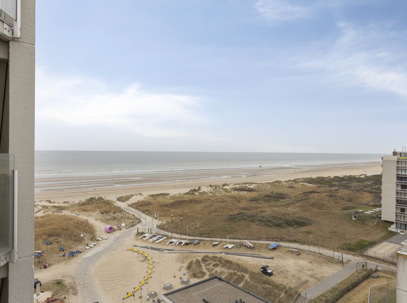 Op de negende verdieping van de gerenoveerde residentie Neptunus West bevindt zich dit instapklare hoekappartement van 84 m² te koop. Dankzij de hoekl