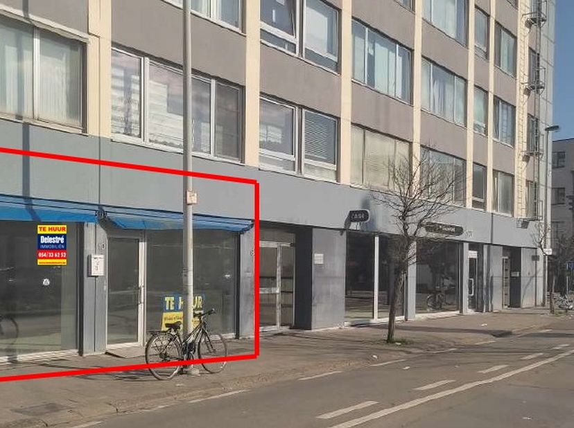 Commercieel gelijkvloers, gelegen naast de nieuwe vestiging van een ‘Cash-punt’ en in de directe omgeving van Lidl, Panos, Zeeman, … &lt;br /&gt;
Dit lichtr