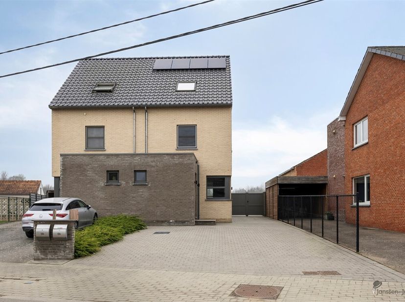 Ruime energiezuinige woning in Spalbeek&lt;br /&gt;
Deze prachtige halfopen bebouwing is gelegen op een perceel van 4 are 38 centiaren in de rustige en groe