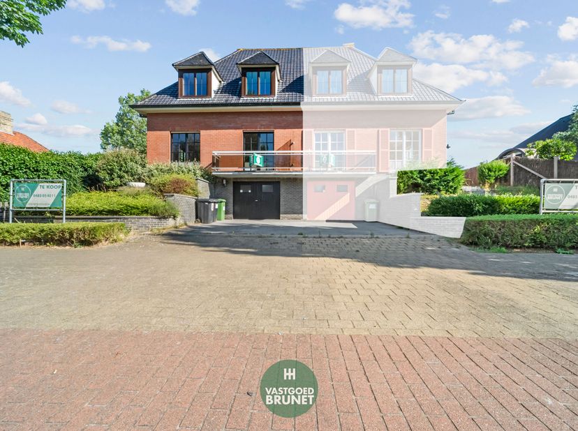 Zeer zicht bij de zee. Grote garage, kelder en oprit. Inkomhal, trappenhall, twee toiletten, leefuimte, keuken, tuin. Drie slaapkamers, badkamer. Voor