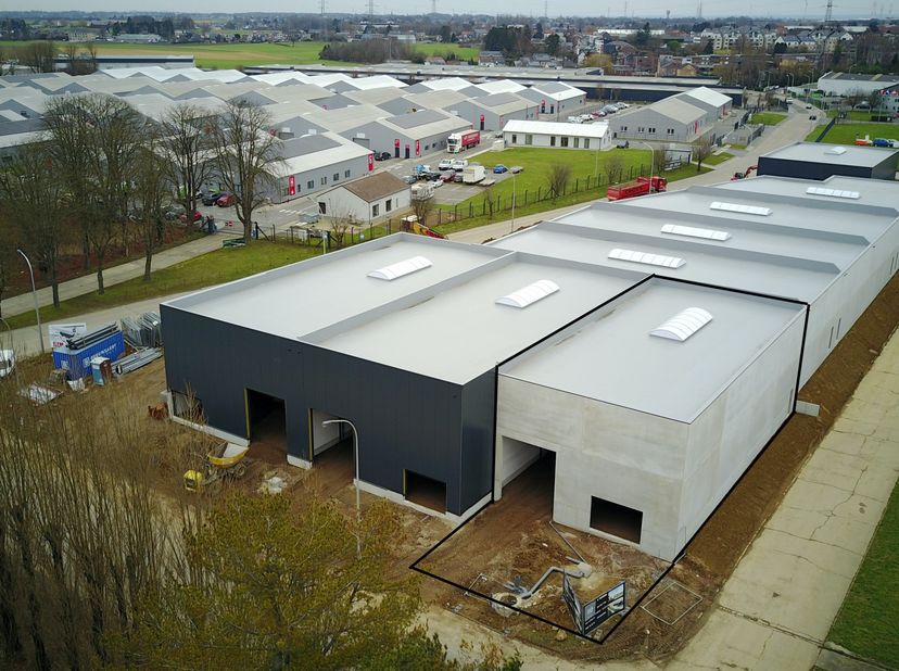 Entrepôt de nouvelle construction à louer dans le parc industriel d&#039;Alleur. Le bâtiment a une superficie de 335 m². Possibilité de bureaux intégrés. 3