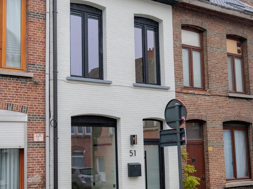 Bent u op zoek naar een nieuwe thuis in een gezellige buurt én vlakbij het bruisende centrum van Lier? Lees dan zeker even verdere want dan is deze vo