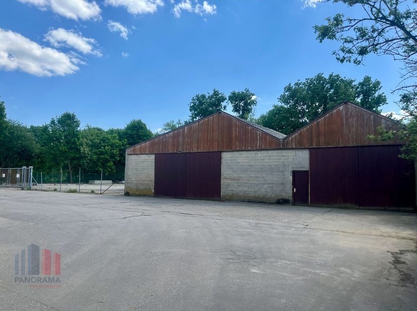 Goed gelegen en ruime opslagruimte van 1.350 m² met een volledig verhard en omheind buiten terrein/opslag van 1.650 m² te huur, strategisch gelegen aa
