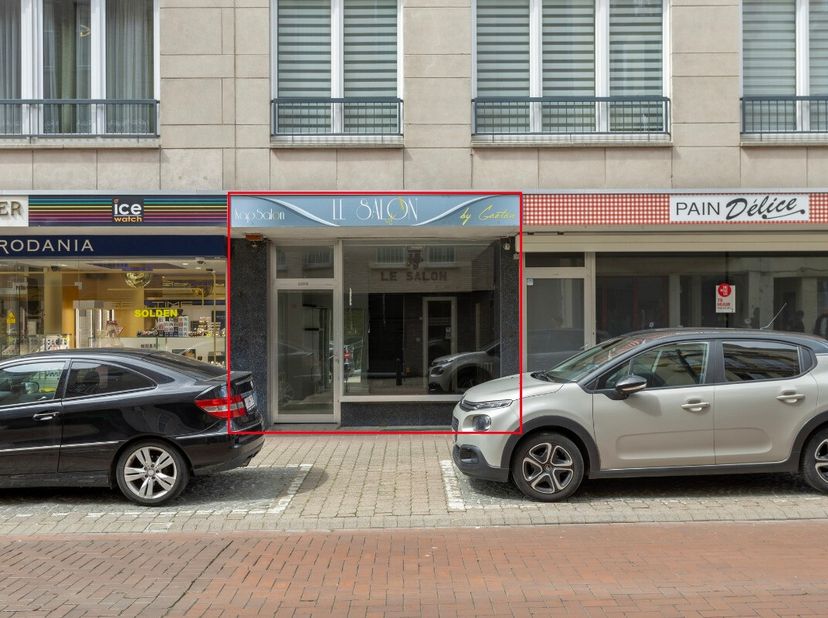 La Panne : local commercial situé en plein centre-ville! Cette propriété commerciale est située dans le centre de La Panne! L&#039;endroit idéal pour démar