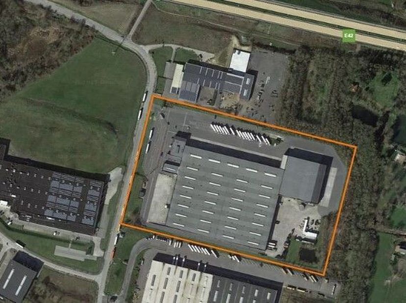 Dit moderne distributiecentrum in Courcelles biedt 28.946m² aan flexibel indeelbare magazijnruimte; aangevuld met 2.141m² kantoorruimte. Dankzij de li