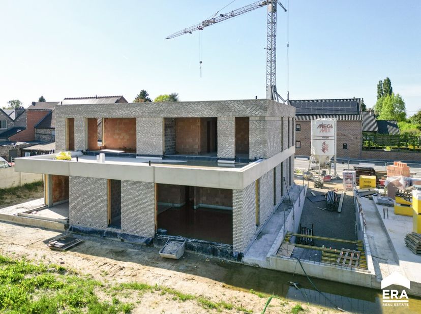 Nieuwbouwappartement met 2 slaapkamers, ruim terras van 19,50m², 2 autostaanplaatsen en kelderberging op goede locatie nabij het centrum in Kortessem.