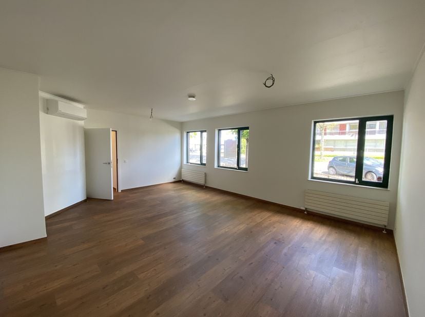 4 espaces de pratique/bureaux (de 17 à 30 m²) à louer le long du Maalse Steenweg à Sint-Kruis.&lt;br /&gt;
Chambre 1 (17 m²): 450 EUR/mois + 100 EUR d&#039;appar
