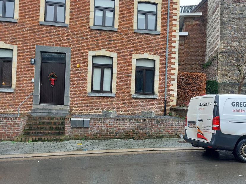 Volledig gerenoveerd appartement in voormalige pastorij van Piringen (Tongeren - Borgloon). Verd. 1: inkomhal, living met open keuken, toilet en bergi