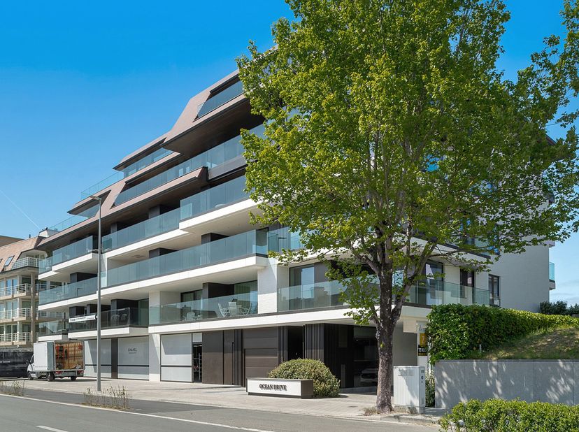 In de prestigieuze nieuwbouwresidentie Ocean Drive&lt;br /&gt;
, centraal gelegen aan de Kustlaan in het Zoute en op enkele passen van de Zeedijk, presenter
