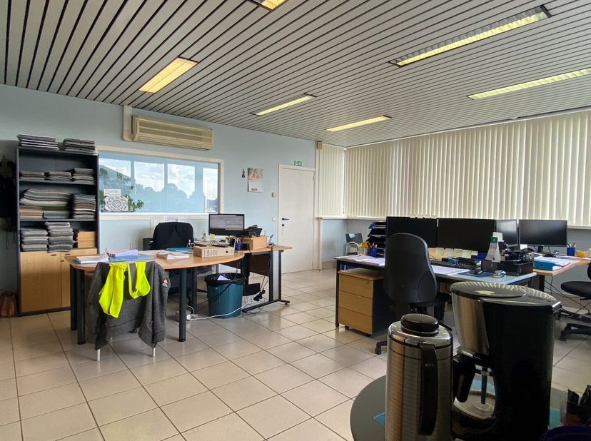 Kantoren (+-100m²) te huur:&lt;br /&gt;
Centrale inkom, 2 hoofdburelen, apart toilet, kitchenette, eetzaal, stockageruimte.&lt;br /&gt;
Aan de voorzijde is er par