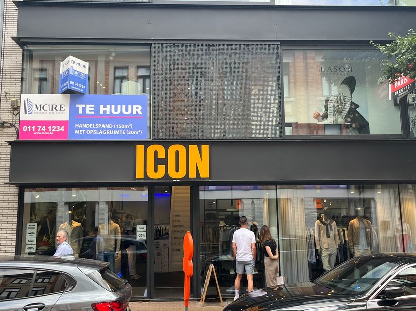 Dit handelspand (voormalige winkel ICON) bevindt zich in de Aldestraat in het centrum van Hasselt te midden van andere stijlvolle kledingszaken als Co