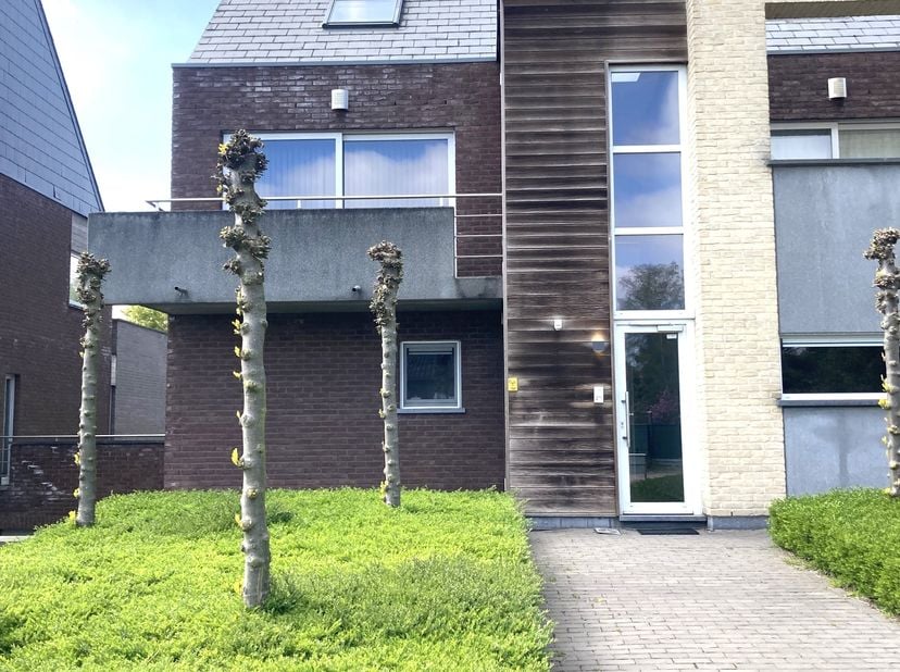 Deze ruime duplex met twee terrassen bevindt zich in het centrum van Bocholt. Met zijn gunstige ligging bevindt het zich nabij verschillende winkels,