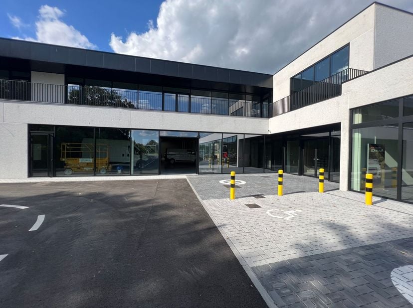Gloednieuwe handelsruimte met een oppervlakte van 768 m² te huur. Fantastisch gelegen langs de commerciële Antwerpsesteenweg op amper 950 m van de op-