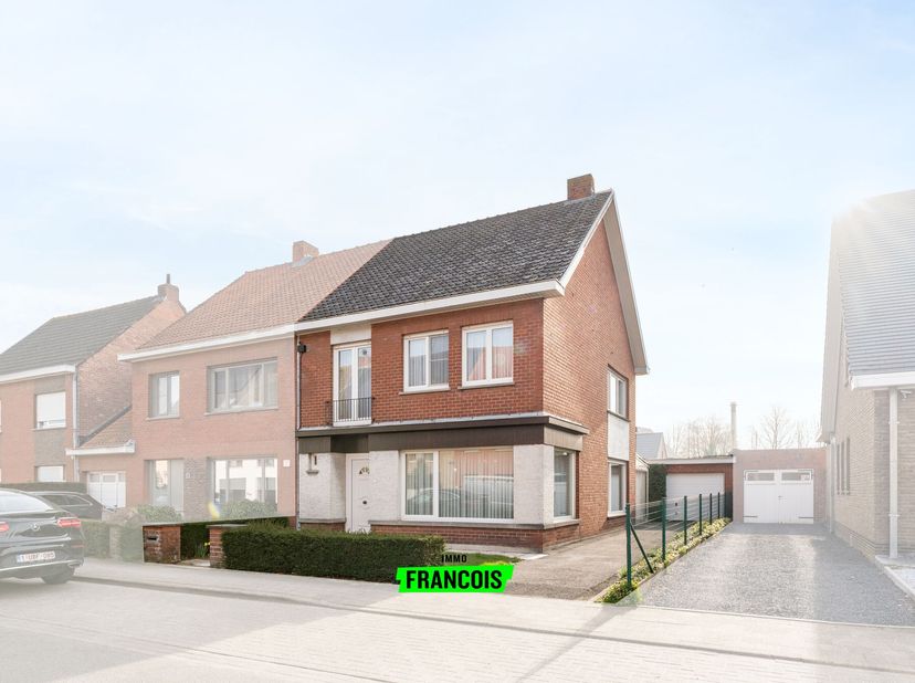 In het centrum van Zedelgem vinden we deze karaktervolle woning met tal van mogelijkheden. Gelegen op een centrale ligging, vlak bij winkels, scholen