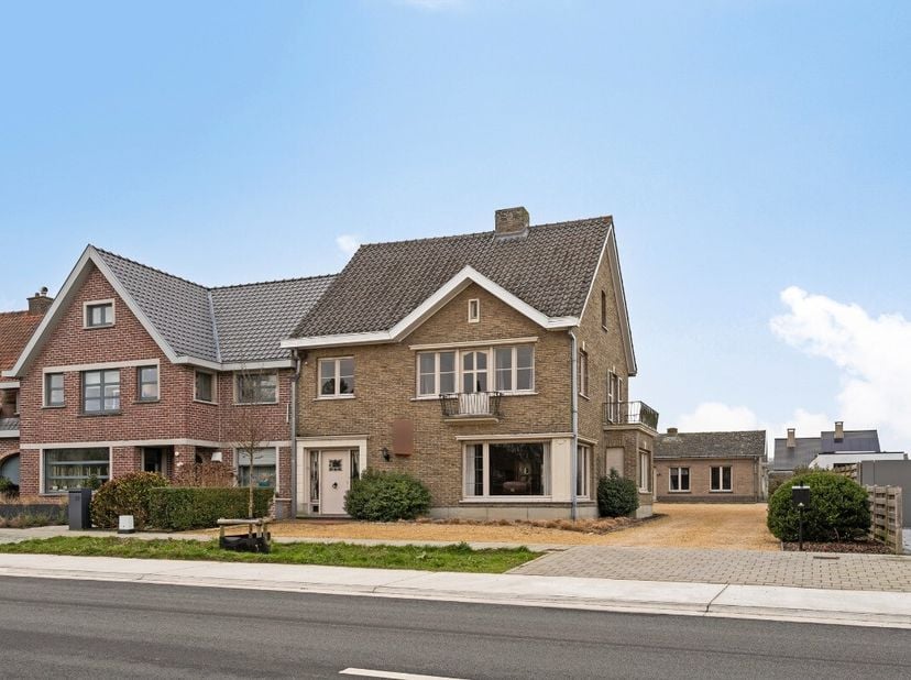 Ruime op te knappen woning met bijgebouwen te koop in Lozer met 3 slaapkamers op interessante ligging.Deze woning in Lozer biedt 3 slaapkamers, lichtr