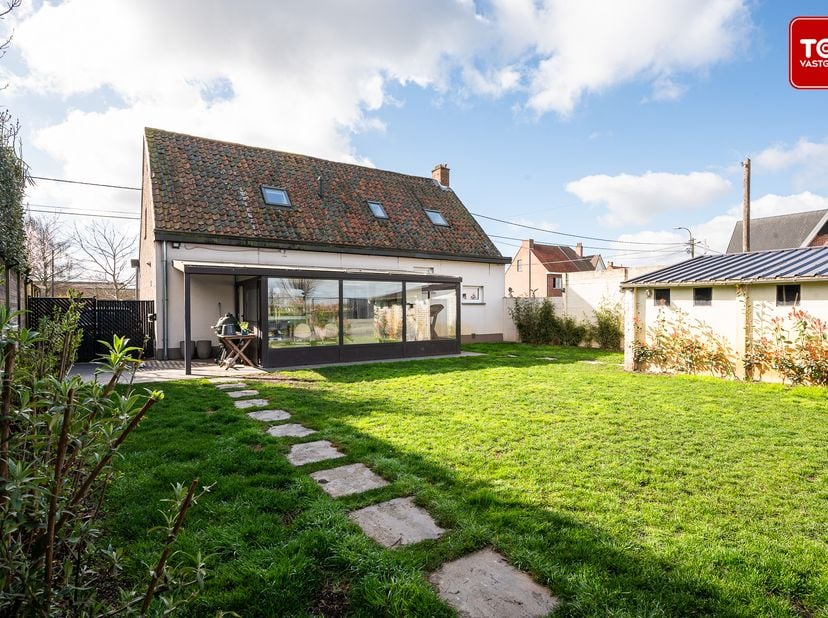 Deze gerenoveerde, alleenstaande woning combineert het beste van twee werelden: een prachtig uitzicht op uitgestrekte velden én een centrale ligging d