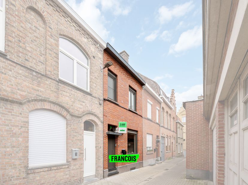 Bienvenue dans le centre historique d&#039;Ypres, où cette maison de ville prête à emménager vous invite à vous sentir chez vous. Avec une surface habitabl