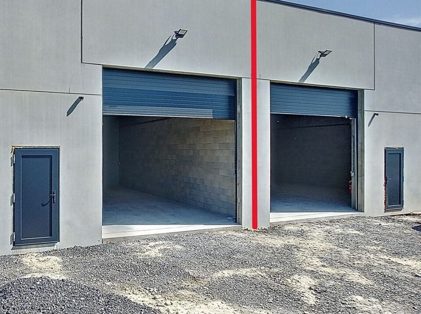 Nieuw magazijn van 100 m² te huur in Dinant, ideaal ontworpen voor opslag of elke andere activiteit die een functionele, veilige en moderne ruimte ver