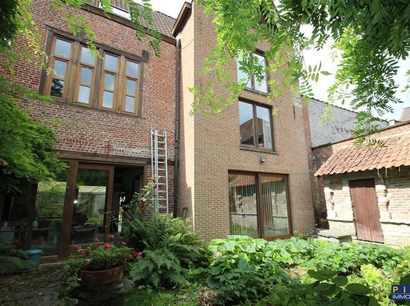 Insoupçonnable maison de ville composée de 2 bâtiments , l&#039;un en front à rue comprenant ; un hall d&#039;entrée, un garage, un grand bureau, un appartement