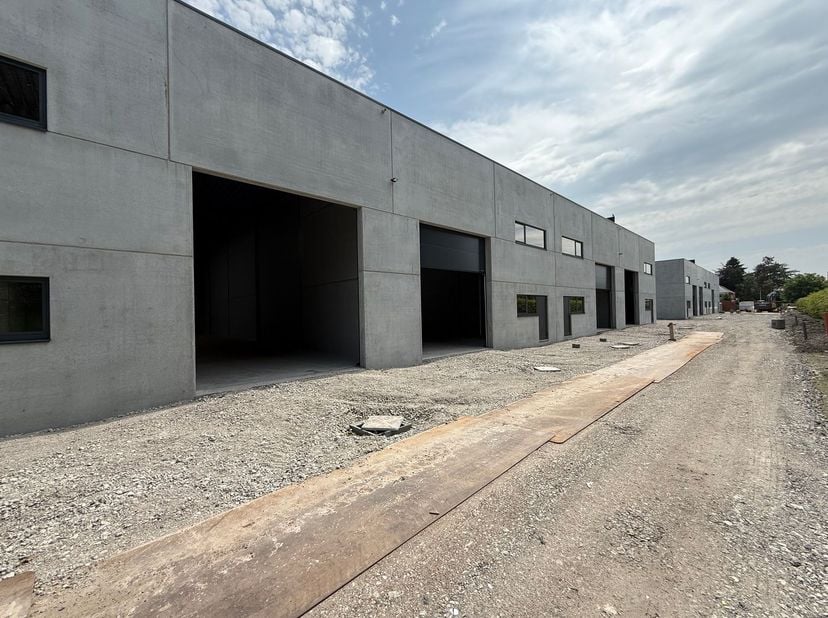 Gloednieuwe KMO-unit met een oppervlakte van 270 m² te koop. Fantastisch gelegen op slechts 500 m van de N9 met een vlotte verbinding naar de expressw