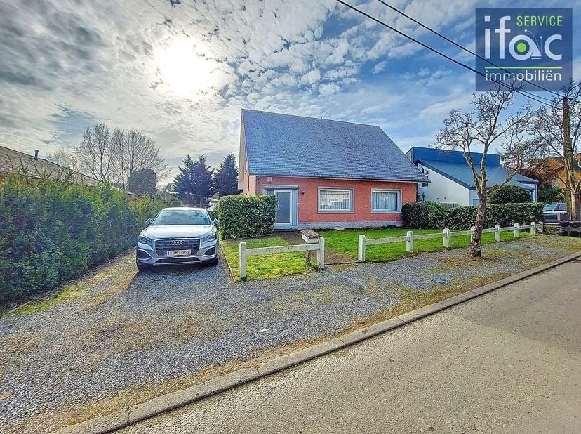 Villa traditionnelle et solidement construite sur un terrain orienté sud de 10a 12ca. Cette maison très bien entretenue, mais à rénover, a été constru