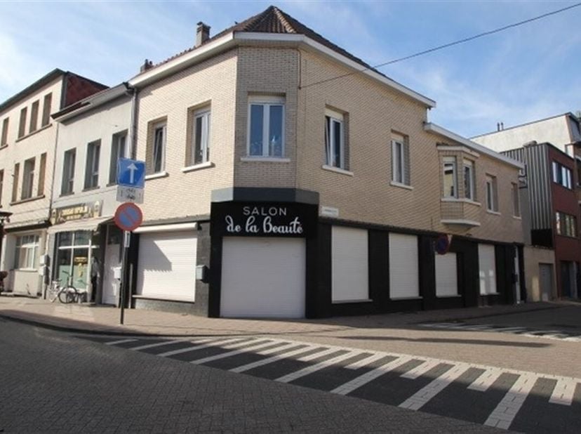Cette maison commerciale est située dans un endroit très pratique à Hoboken, au milieu de tous les magasins, à 2 minutes à pied du Kioskplaats où il y