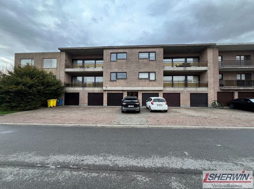 Deel van een zeer goed gelegen appartementsgebouw in het centrum en opwandelafstand van alle faciliteiten! De helft van het gebouw bestaande uit 2 pra