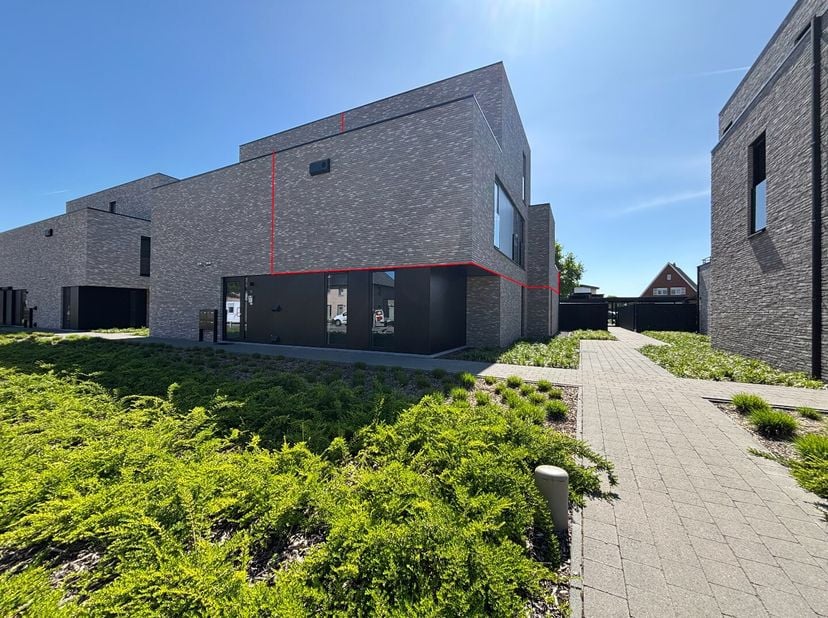 Dit luxueuze nieuwbouwappartement met 2 slaapkamers is gelegen aan de straat Schoor, op een gunstige locatie nabij het centrum van Balen. Zowel het ap