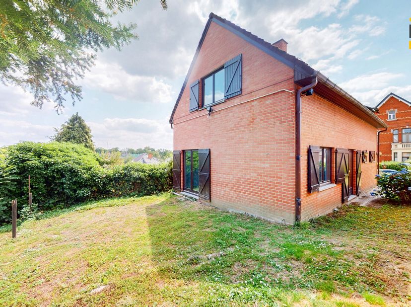 ACTUALIMMO vous propose cette villa 3 chambres avec garage et jardin, située à Strepy-Bracquegnies, à proximité immédiate des grands axes et des commo