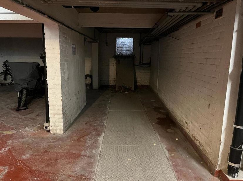 Emplacement de voiture situé au niveau de la Place B. F. Desmidtplein, à proximité de l&#039;Av Lippens et le Piers De Raveschootlaan.Dimension: - Longueur