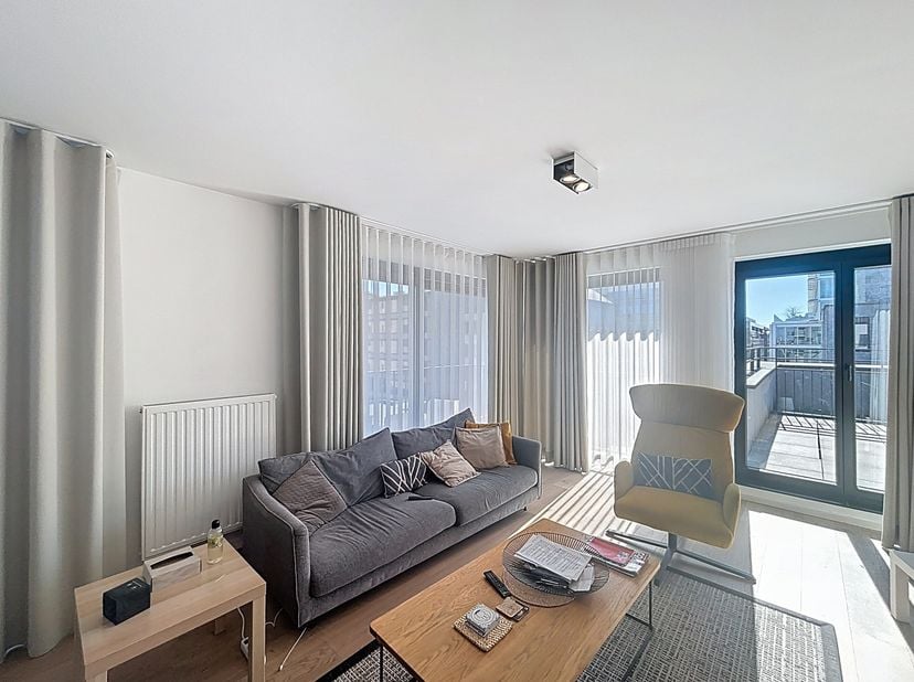 Appartement meublé 2 chambres à louer dans la rue du Commerce à Etterbeek.&lt;br /&gt;
En entrant, on découvre un grand hall d&#039;entrée relié au séjour et à l