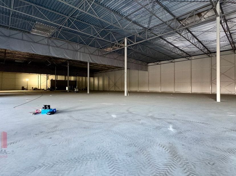 Site logistique idéalement situé composé de 4.678 m² d&#039;entrepôts en combinaison avec des bureaux (361 m²), des espaces sociaux (146 m²) et une mezzani