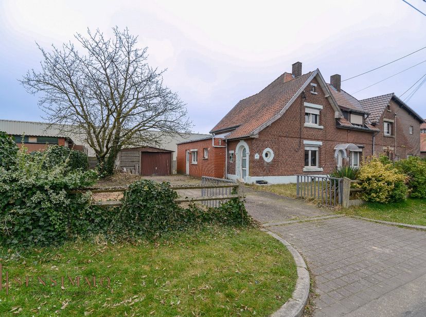 Deze charmante tuinwijkwoning is rustig gelegen in een prachtige woonwijk te Waterschei, op een mooi perceel van bijna 4 are. De woning is gelegen op