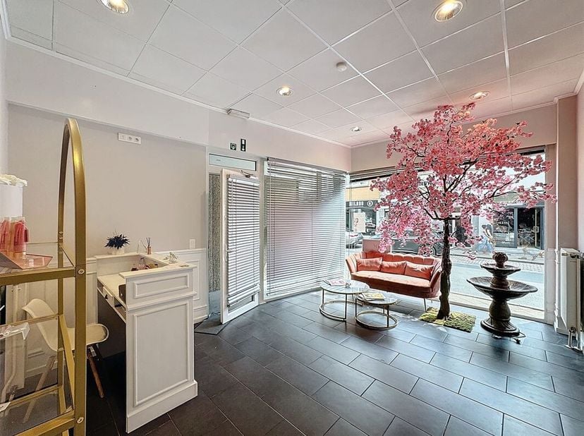 Quartier George Henri - Ideaal gelegen - Bedrijf volledig ingericht voor een schoonheidssalon: Een eerste ontvangstruimte van +/- 20m², een tweede rui