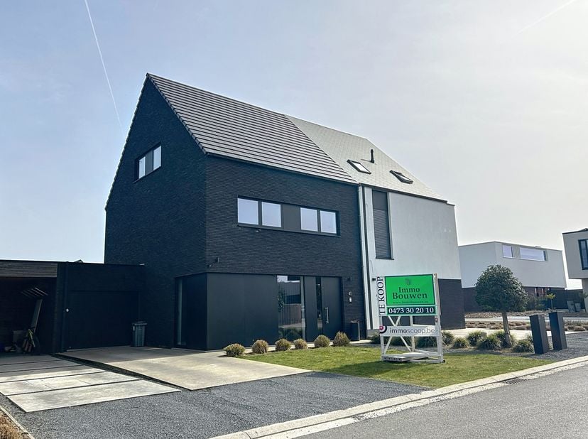 Deze energiezuinige en prachtig afgewerkte gezinswoning (°2018) bevindt zich op een top locatie, in een rustige, autoluwe en kindvriendelijke woonwijk